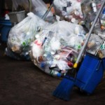 アパートに溜まった生活ゴミ