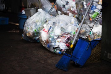 アパートに溜まった生活ゴミ